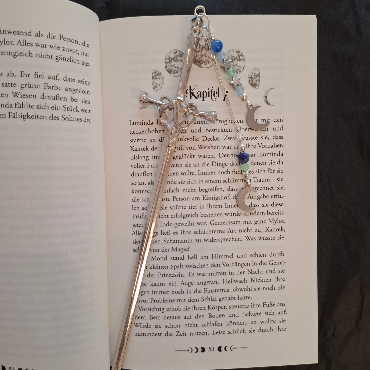 Schmucklesezeichen „Der Fluch der sieben Monde - Die Rache der Prinzessin“