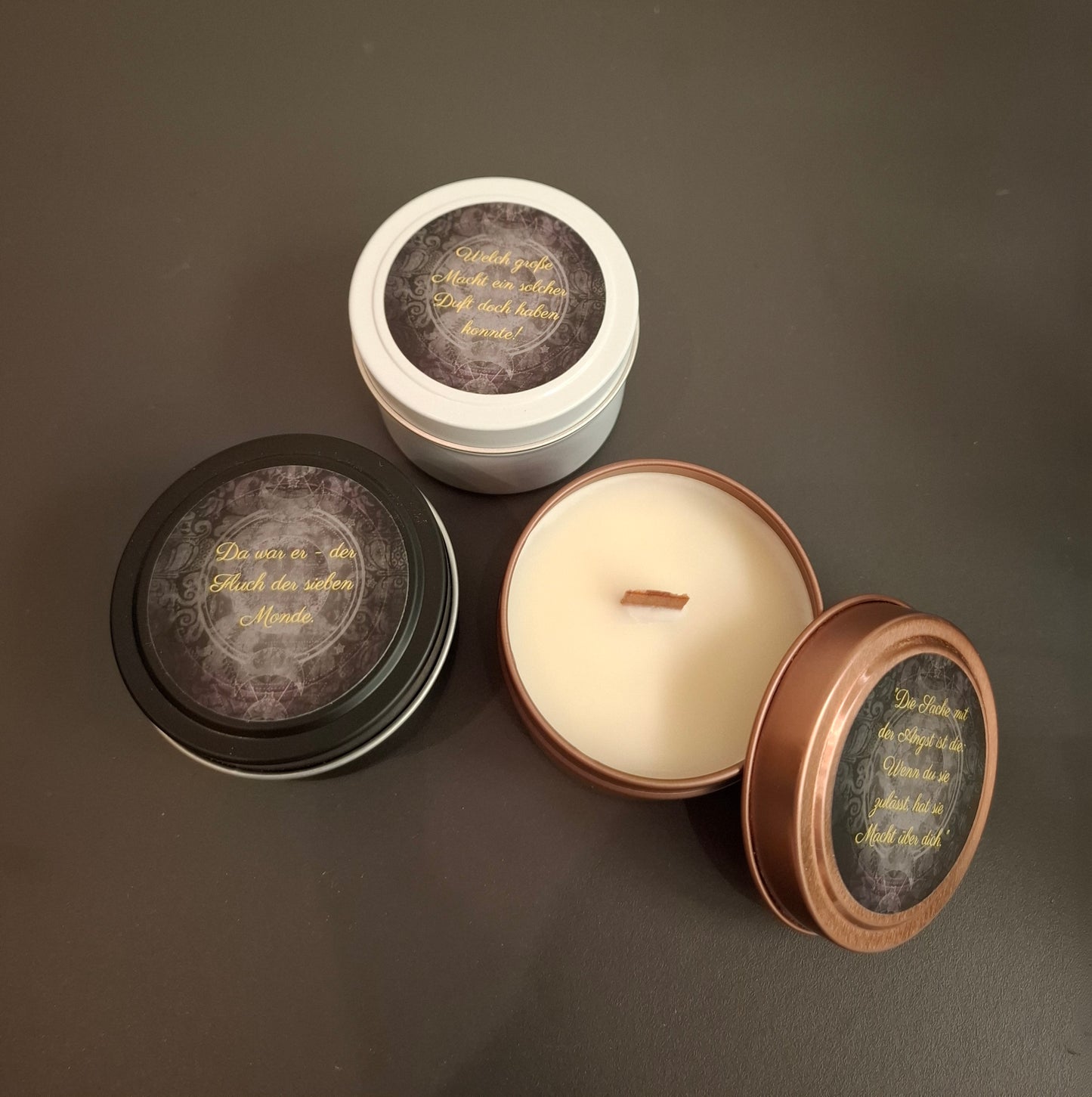 Buchkerze "Der Fluch der sieben Monde" mit Zitaten aus Band 3