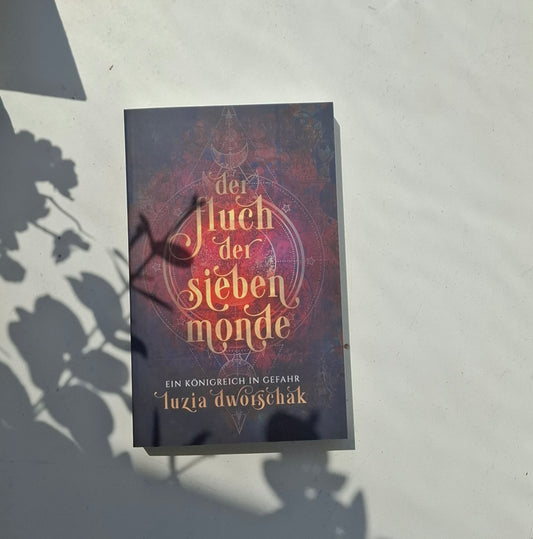 Taschenbuch "Der Fluch der sieben Monde - Ein Königreich in Gefahr" (Band 1)
